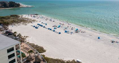 Beachside 2 bedroom Condo w/ peekaboo beach view