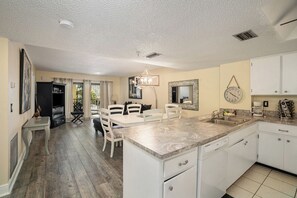 Interior - Beachside 2 bedroom Condo w/ peekaboo beach view (Madeira Beach)