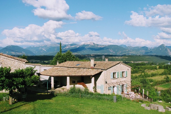 Maison de campagne vue sur les montagnes environnantes