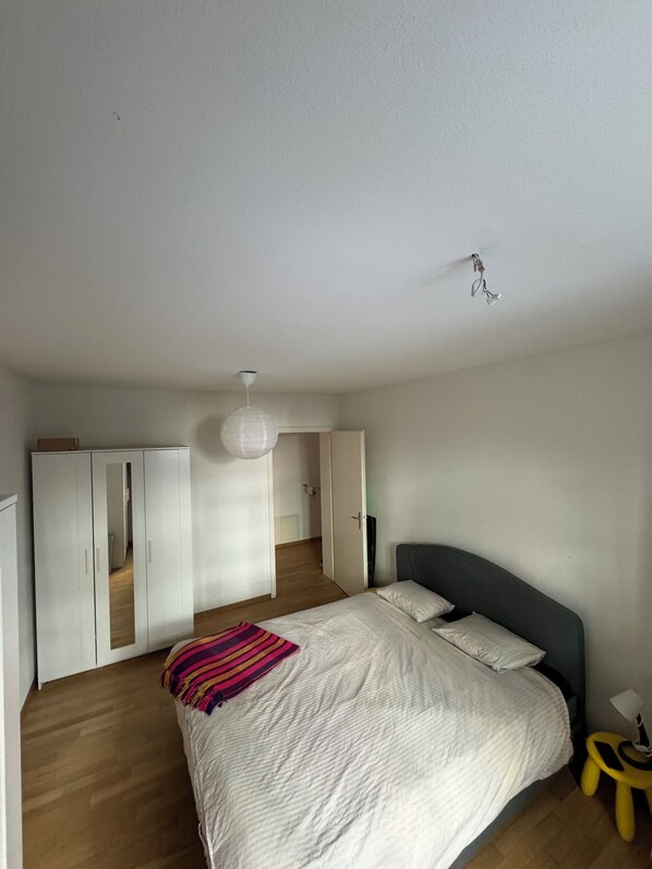 1 habitación, escritorio, tabla de planchar con plancha y wifi 