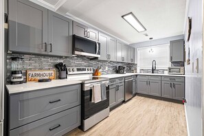 Een koelkast, een magnetron, een oven, een kookplaat