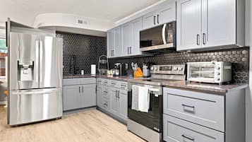 Frigorífico, microondas, horno y placa de cocina