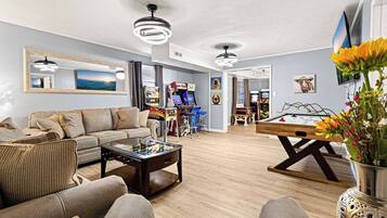 Una televisión, una chimenea, un futbolín