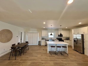 Micro-ondes, four, plaque de cuisson, lave-vaisselle