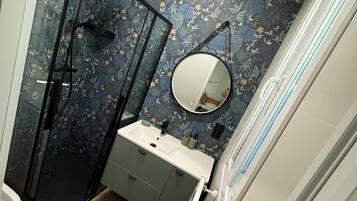 Doccia, asciugacapelli, asciugamani, sapone