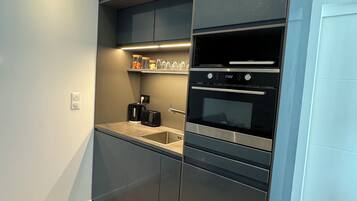 Een koelkast, een microgolfoven, een oven, een kookplaat