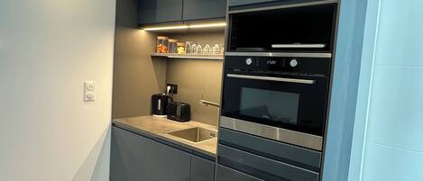 Réfrigérateur, micro-ondes, four, plaque de cuisson