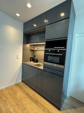 Een koelkast, een microgolfoven, een oven, een kookplaat