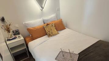 1 slaapkamer, een strijkplank/strijkijzer, wifi, beddengoed