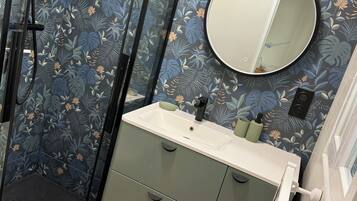 Een douche, een haardroger, handdoeken, zeep