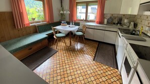 Chalet | Dapur peribadi | Peti sejuk, ketuhar, dapur, mesin basuh pinggan mangkuk 