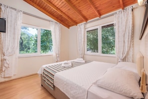 Habitación triple estándar, vistas al patio | Sistema de insonorización