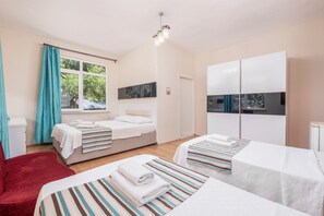 Habitación cuádruple familiar, vistas al patio | Sistema de insonorización