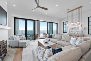 Ház, több ágy (Searenity at Eleanor Beach) | Nappalirész | Tévé