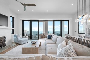 Ház, több ágy (Searenity at Eleanor Beach) | Nappalirész | Tévé