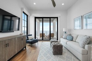 Ház, több ágy (Searenity at Eleanor Beach) | Nappalirész | Tévé