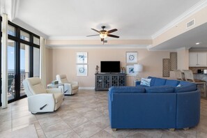 Íbúð - mörg rúm (The Oasis at Orange Beach 609 (Phoeni) | Stofa | Sjónvarp