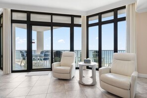 Appart'hôtel, plusieurs lits (The Oasis at Orange Beach 609 (Phoeni) | Coin séjour | Télévision