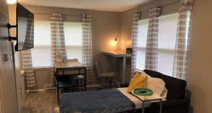 Studio| 2 min drive to Downtown Oswego