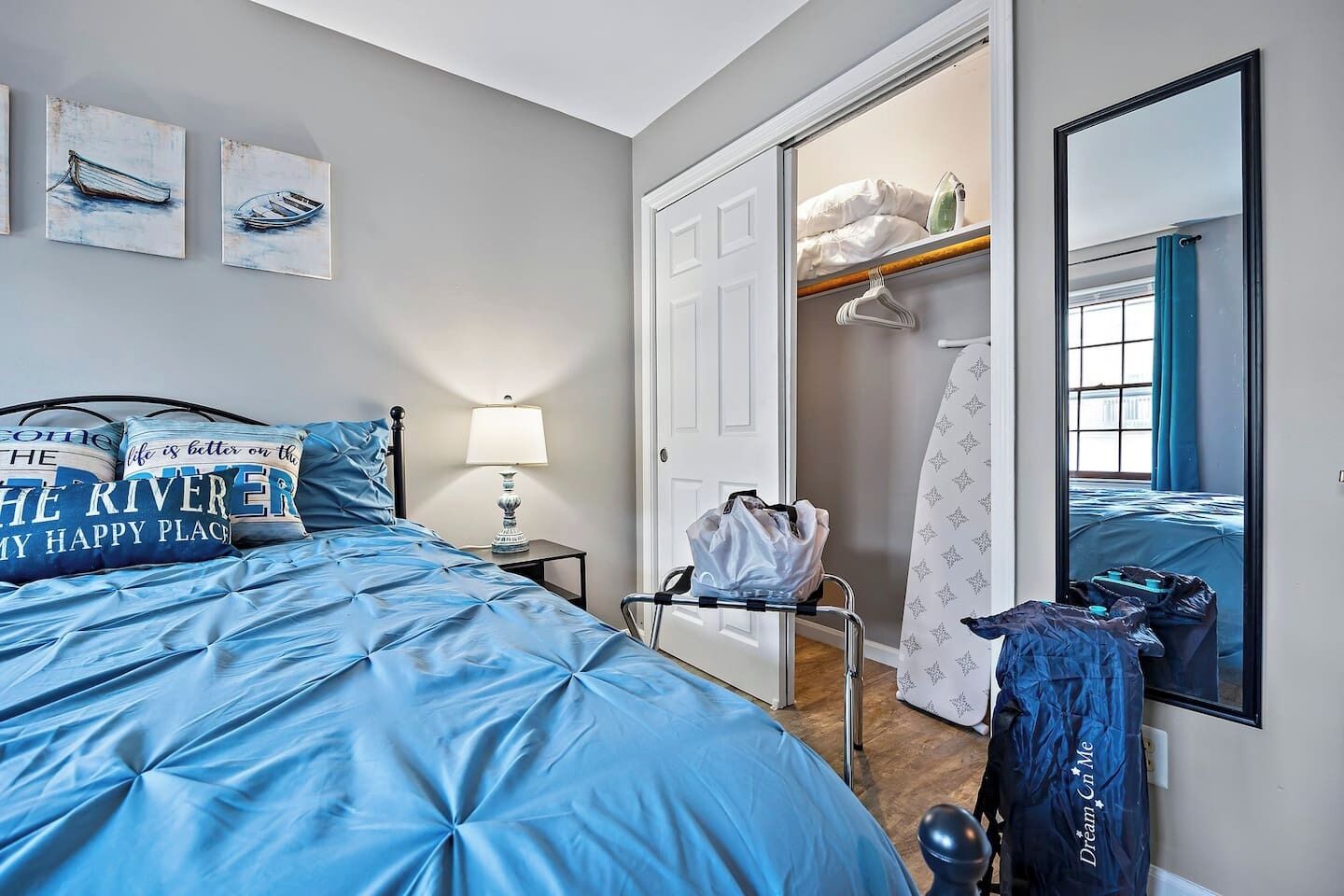 2 slaapkamers, een bureau, een strijkplank/strijkijzer, wifi