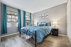 2 bedrooms, desk, iron/ironing board, WiFi