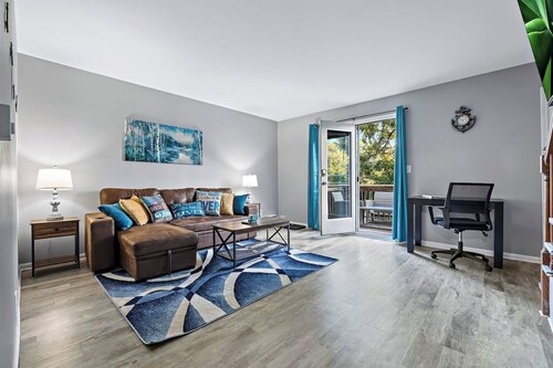 Relaxing 2BR Riverfront Townhome