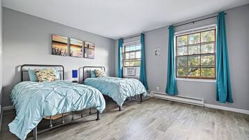 2 slaapkamers, een bureau, een strijkplank/strijkijzer, wifi