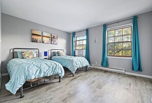 2 bedrooms, desk, WiFi