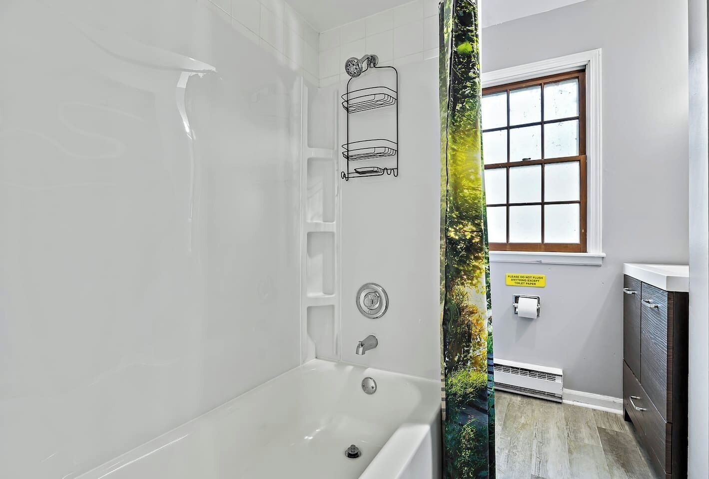 Een haardroger, handdoeken, zeep, toiletpapier