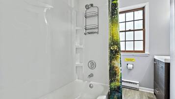 Een haardroger, handdoeken, zeep, toiletpapier