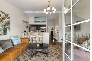 TV - Riverwalk Retreat - Downtown water views, parking (Wilmington)