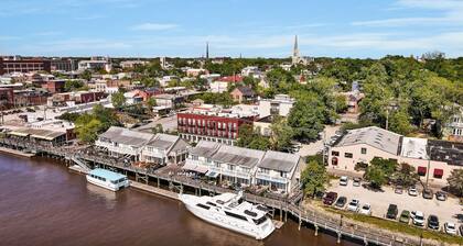 Riverwalk Retreat - Downtown water views, parking
