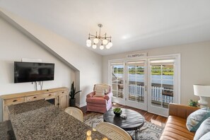 TV - Riverwalk Retreat - Downtown water views, parking (Wilmington)