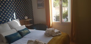 1 chambre, bureau, fer et planche à repasser, lit de bébé portatif