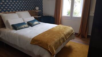 1 slaapkamer, een bureau, een strijkplank/strijkijzer, reisbedje