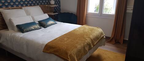 1 slaapkamer, een bureau, een strijkplank/strijkijzer, reisbedje