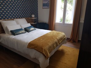 1 多间卧室、办公桌、熨斗/熨衣板、旅行婴儿床