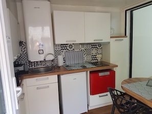 Microwave, oven, stovetop, dishwasher - Cosy town house with bicycles available (Tours)