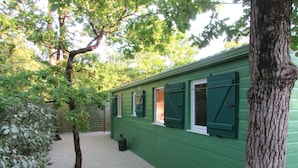 Un bâtiment écologique doté de fenêtres et bordé d’un chemin de gravier.
