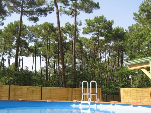 Air-conditioned chalet, heated swimming pool, pets allowed