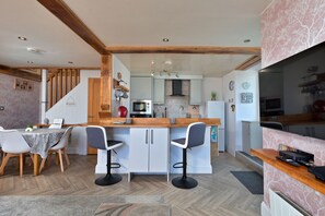 Kühlschrank, Mikrowelle, Ofen, Wasserkocher mit Kaffee-/Teezubehör