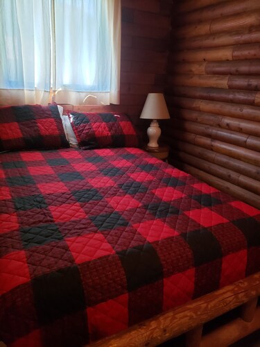 Perfect 1-bedroom cabin with AC on Lochsa River