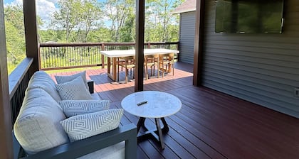 Stylish & Peaceful Getaway on 3 Private Acres