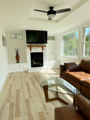 Smart-TV, Kamin, Tischtennisplatte, Stereoanlage