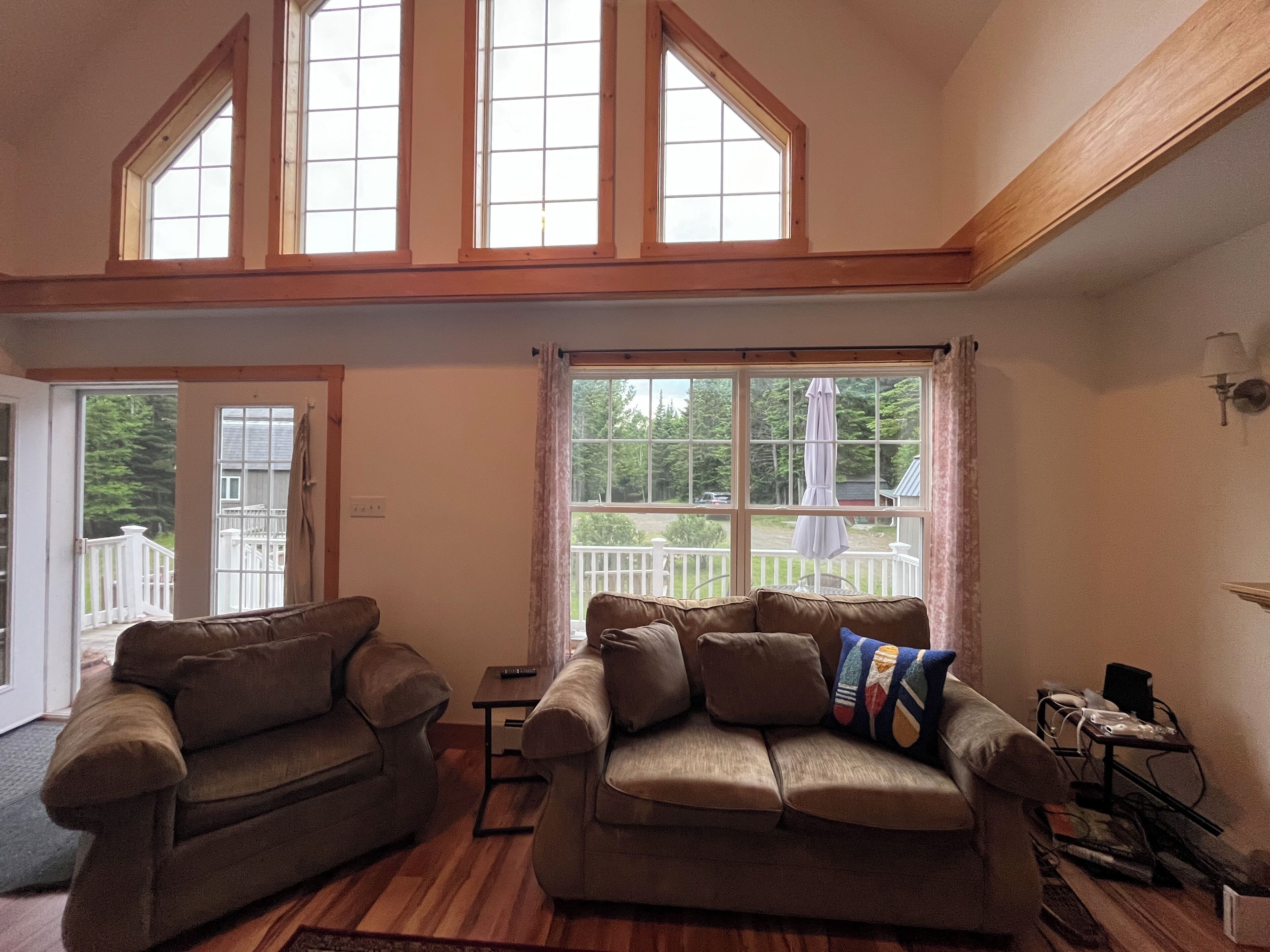 Smart-TV, Kamin, Videospiele, Tischtennisplatte