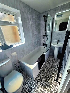 Casa | Baño | Tina con regadera, tina profunda, secadora de cabello, toallas 