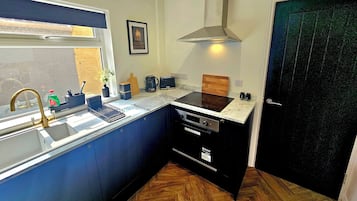 Rumah | Dapur pribadi | Lemari es, microwave, oven, dan kompor