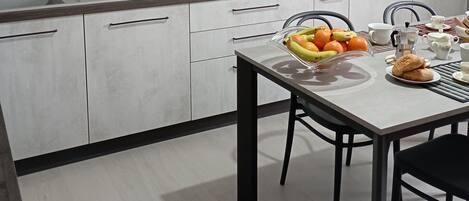 Kjøleskap, ovn, kokeplater og oppvaskmaskin