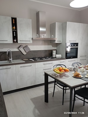 Réfrigérateur, un four, surface de cuisson, lave-vaisselle