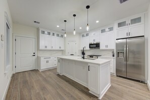 Fridge, microwave, oven, stovetop - Gorgeous Luxury Villa Located in Central Houston. Near downtown & IAH (Houston)